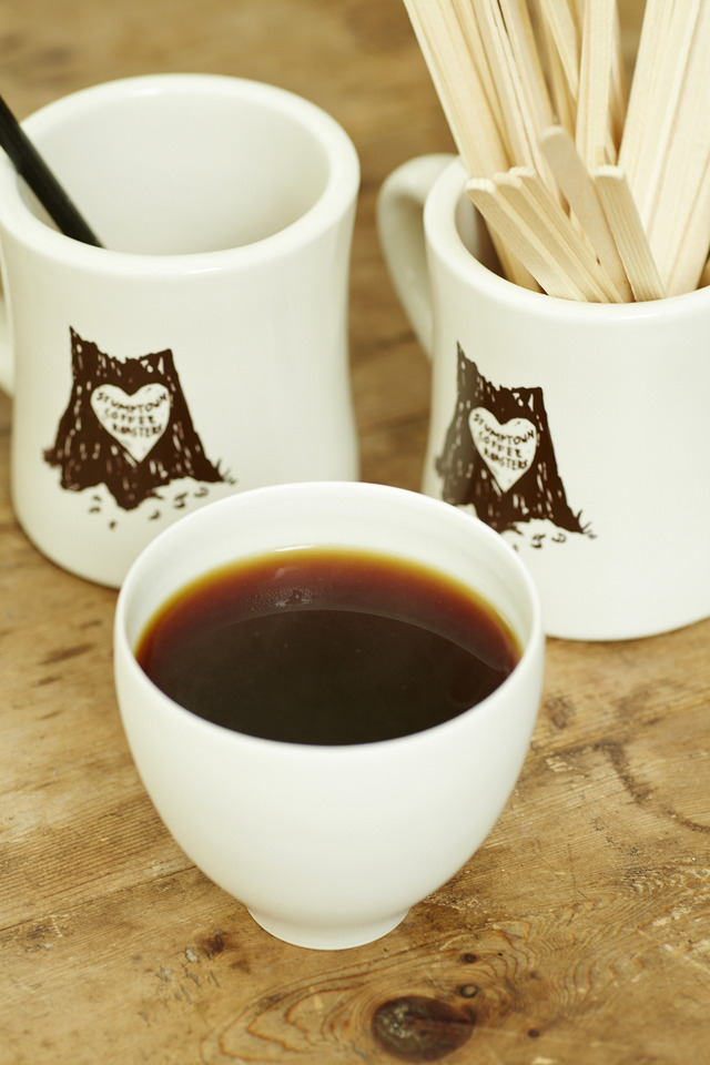 滋賀県の陶芸作家・大谷哲也によるパドラーズコーヒー、オリジナルのカップ。コーヒーの味はもちろん香りや、色などを最大限に引き出すよう、試行錯誤を重ねたそう。