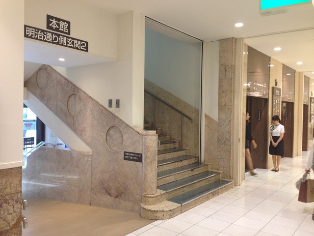 明治通り側玄関２から入ってすぐの階段とエレベーター