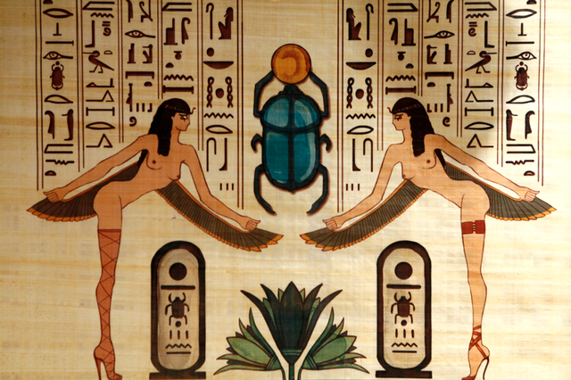 古代エジプトをイメージした「クリスチャン・ルブタン」のウィンドーディスプレイ
