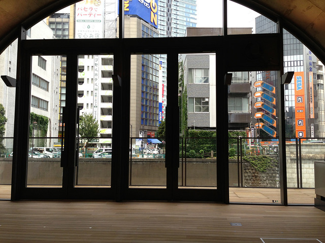 1階内から神田川が望める。全高3.8mのアーチ全面を開口とし、開放感を演出