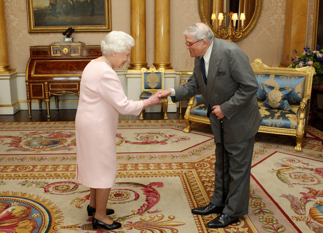 エリザベス女王からメリル勲章を贈られるデイヴィッド・ホックニー