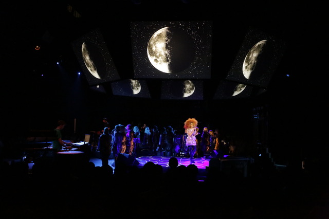 『ＭＯＯＮ』の曲に合わせてパネルに映された月の映像。ハープの音に合わせて、月の満ち欠けの変化を表現（写真は8月3日の模様）