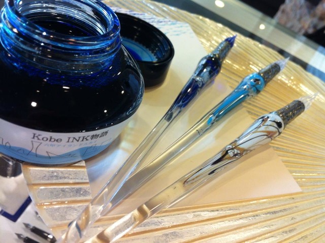 「ラ・レットル・ドゥ・神戸」ではイタリアから直輸入のヴェネチアングラスのガラスペンなどを展開