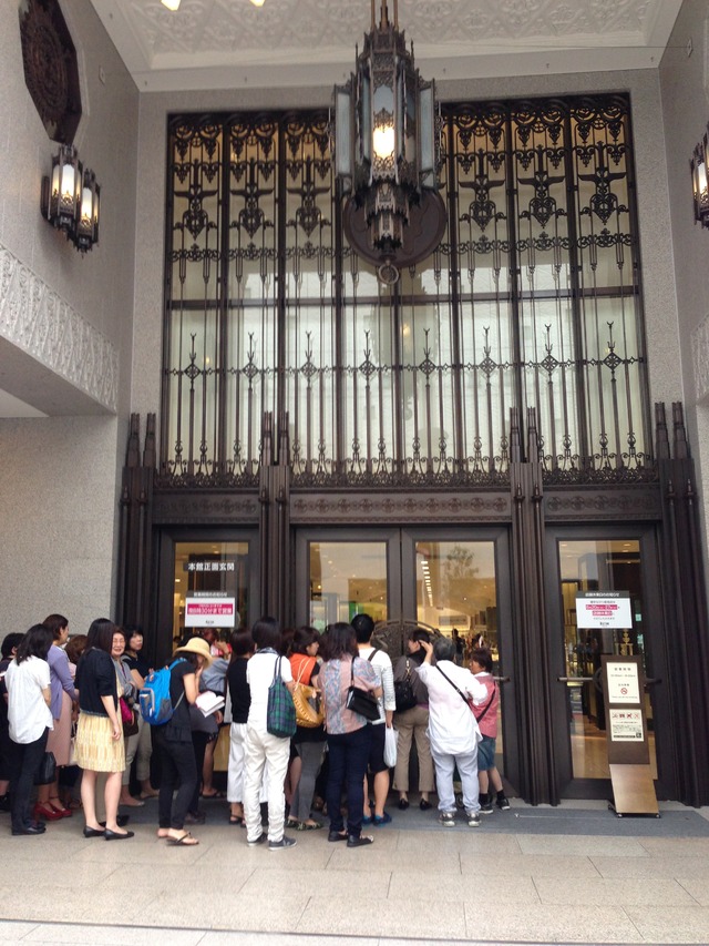 7月17日よりスタートした伊勢丹新宿店クリアランスセールでの正面玄関への行列