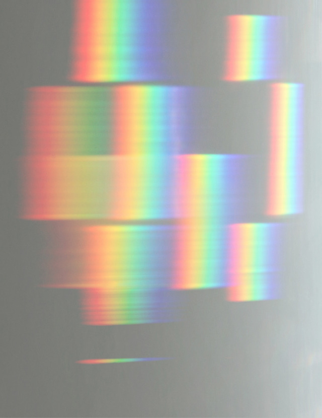 「虹の教会」積み上げられたクリスタルプリズムが乱反射しあっている