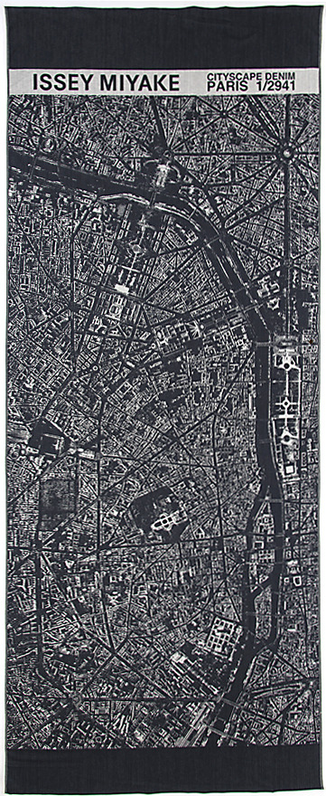 ストレッチデニム生地に、鳥瞰図が織りで表現されている（写真はパリ）