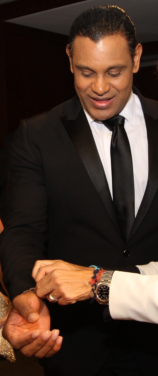 マイアミ・チルドレンズ・ホスピタル財団2013年ダイヤモンドボールの式典前日のセレモニーで「クルチアーニC」のブレスレットを着用したサミー・ソーサ氏