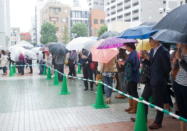 雨の中、開店を待つ人の列