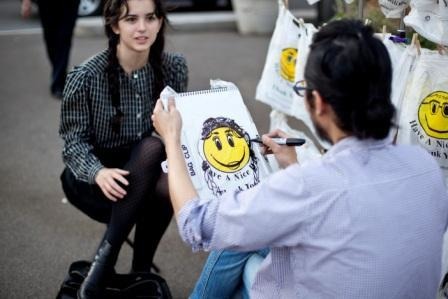 青崎伸孝のビニール袋に無料で似顔絵を描く参加型パフォーマンス「Smiley Bag Project」