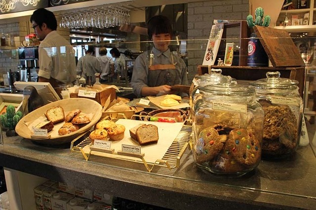 コーヒースタンドでは自由が丘ベイクショップ監修の焼き菓子も並ぶ