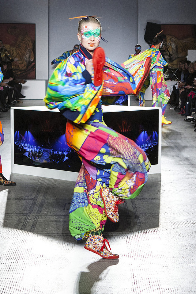 ロンドンV&Aで開催された山本寛斎のファッションショー「Fashion in Motion "Kansai Yamamoto" Fashion Show」
