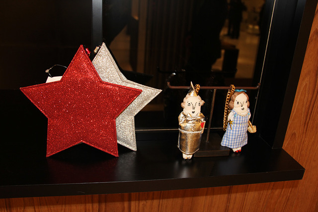 クリスマスのムードの星形ポーチと「オズの魔法使い」をテーマにドレスアップした「グランマチャーム」