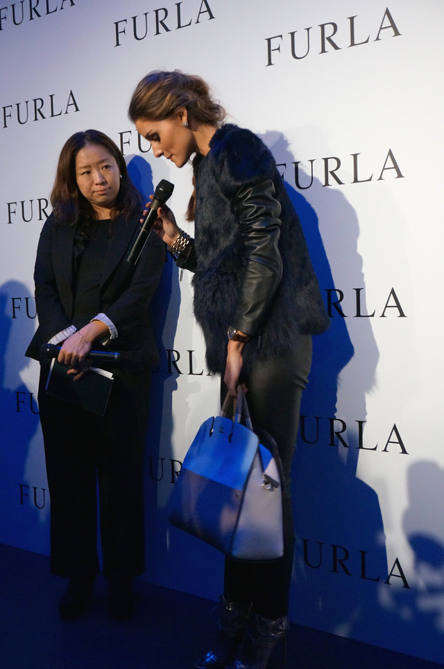 オリビア・パレルモさんは「フルラ」の新作バッグ「ポラリス」を持って登場