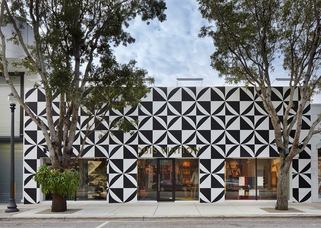 ルイヴィトンのマイアミ・デザイン・ディストリクトショップではシャルロット・ペリアンをフィーチャー。ファサードは白黒幾何学模様の特別仕様