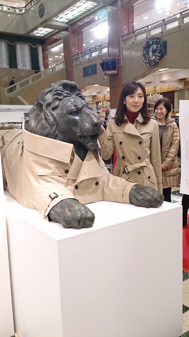 100年コートをまとったライオン像の除幕
