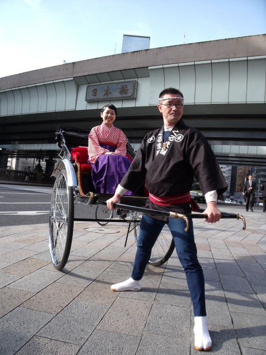 三越日本橋店は、人力車で巡る老舗企画を発売