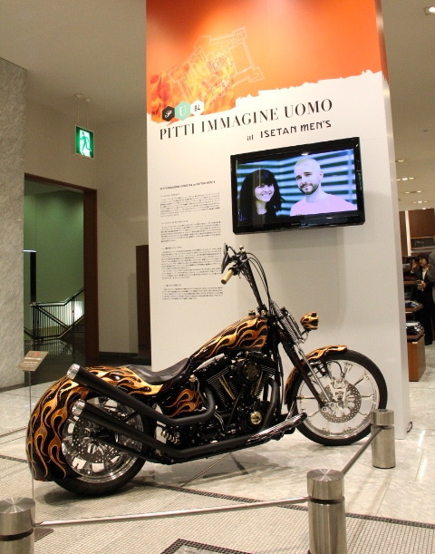 メンズ館正面玄関には第84回ピッティのテーマであるバイク