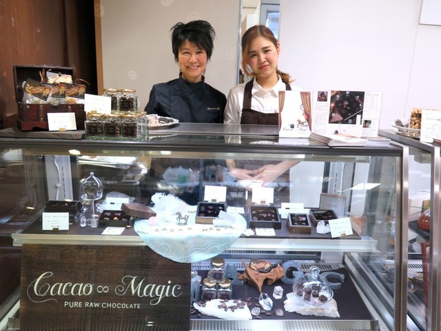 ローチョコレート専門店「カカオマジック」松田すみれさん（左）