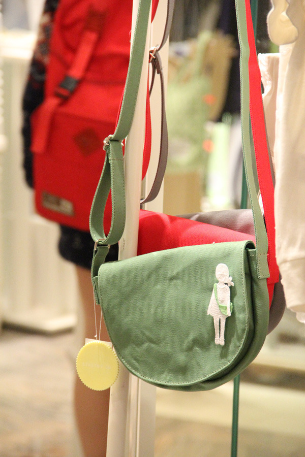 「シュチャストニー スー」は伊勢丹初出店。バッグに付いているアップリケは自由に付け替えられる