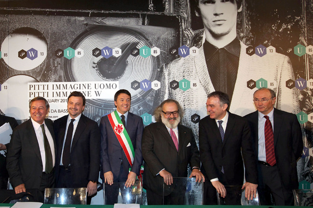 左からガエターノ・マルゾッティ・ピッティ・イマジネ・プレジデント、カルロ・カレンダ・イタリア経済開発省副次官、マッテオ・レンツィ・フィレンツェ市長、ステファノ・リッチCFMIプレジデント、エンリオ・ロッシ・トスカーナ州知事 、フェデリコ・ギッツォーニ・ウニクレジットCEO