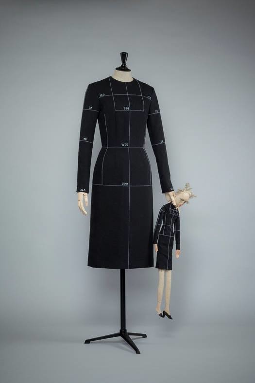 14SSコレクションの「BLOCK DRESS」を着用したマネキンと人形”レモネッセンス”