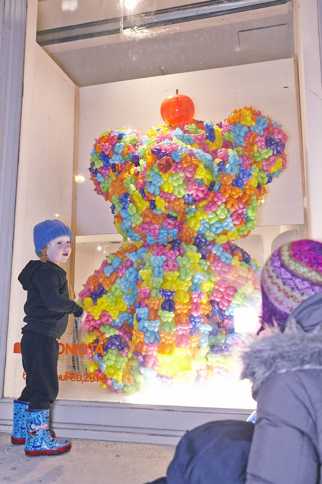 NYのSOHOで開催されたNIPPONISTAのファサードのバルーンアート。それぞれのパーツがクマのバルーンアートで構成されている