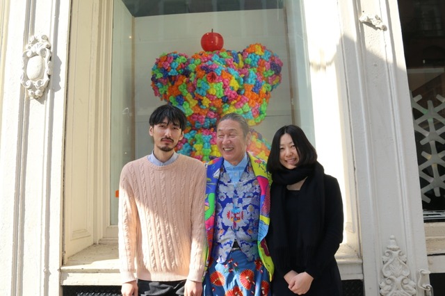 ニッポニスタのファサード前で。デイジーバルーンのアートディレクターの河田孝志氏（左）、バルーンアーティストの細貝理恵氏（右端）と寛斎氏（中央)