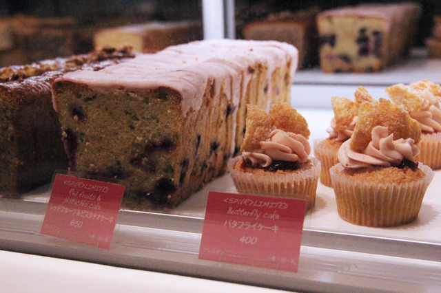 ローズベーカリーでは、SPUR限定カップケーキとフランボワーズでピンクに色付いたフルーツケーキを販売