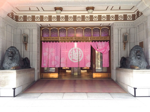 現在、日本橋三越本店の暖簾は桜祭り仕様