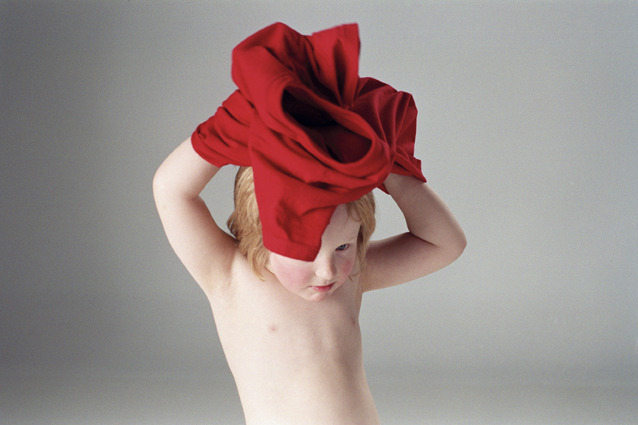 サンテリ・トゥオリ 《赤いTシャツ》 2003年 ビデオ（16ミリフィルムからDVD変換） 4分28秒 Camera by Kimmo Jaatinen Produced by Galerie Anhava Courtesy: Galerie Anhava