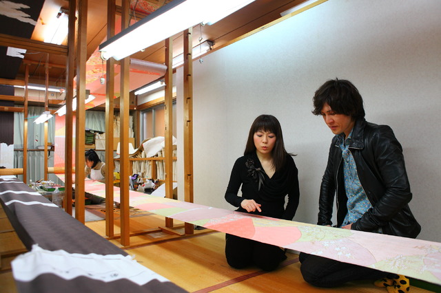 京都の富宏染工の工房には、作業中の反物が天井までぐるりと設置されている