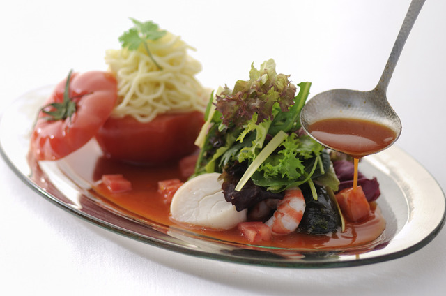 チャイナルーム「トマトスープ冷麺 海鮮入りサラダ添え～海洋性コラーゲン麺～」1,800円