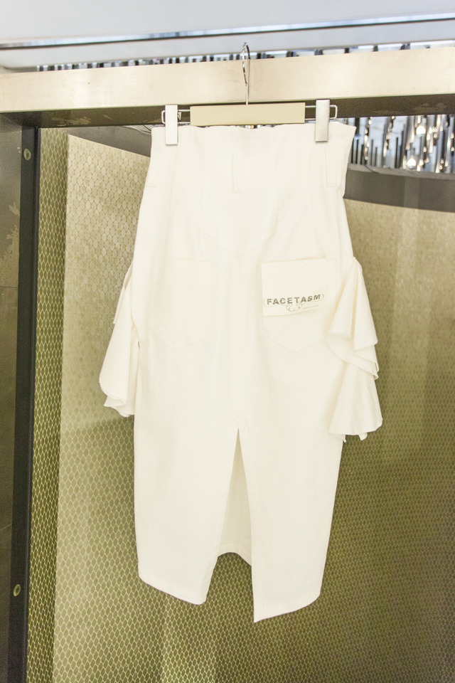 14SSベストセラーのデニムスカート。同店限定カラーとして白を用意