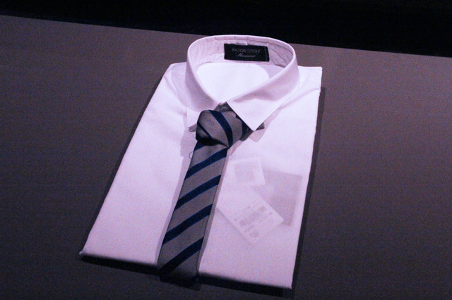 スクールユニフォームを想起させる白シャツにストライプのネクタイ