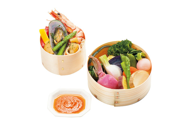 「田季野」からは福島県産を中心とした蒸し野菜のわっぱ飯、バーニャカウダソースで食べる洋風わっぱ飯を用意