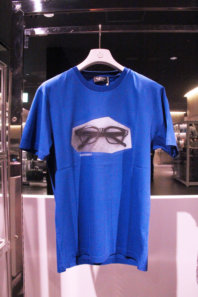 デザイナー2人のアイコニックアイテムの眼鏡をモチーフにしたTシャツ