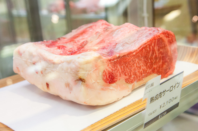 小島商店の国産熟成肉は、繊維を壊して味が変わらないように全て手切りで用意される