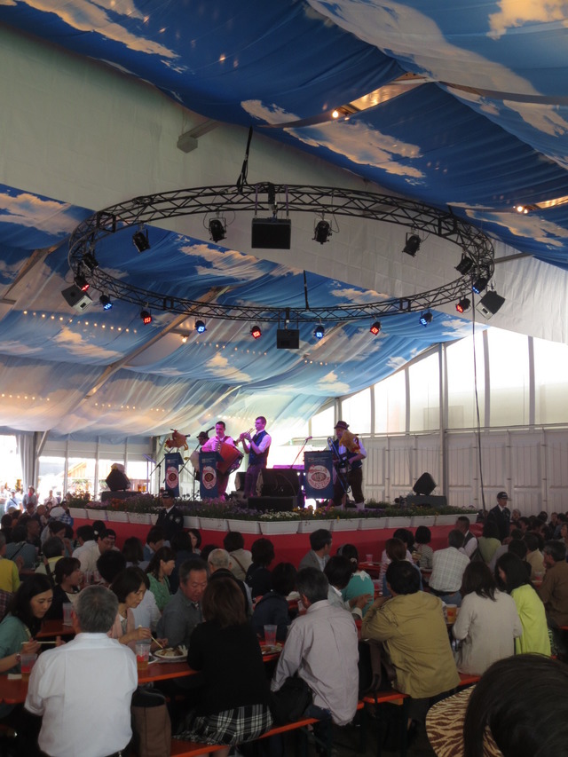 大型テント内で見られるドイツ楽団の生演奏