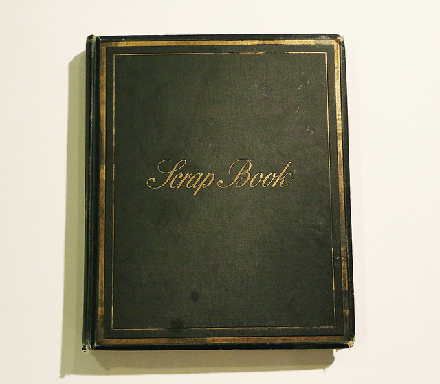 日本初公開の「緑のスクラップブック（1898年）」も展示。収録されている短編小説や詩は後に『アン・オブ・グリン・ゲイブルス（赤毛のアン）』の題材として利用された