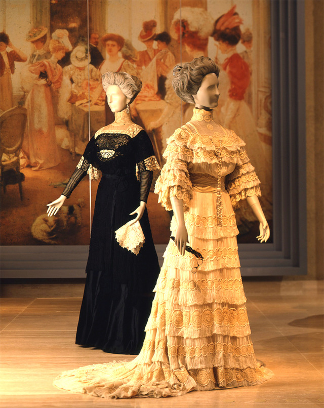 右：ドレス DOEUILLET フランス 1903年頃　左：ドレスCHERUIT フランス 1908年頃 神戸ファッション美術館蔵
