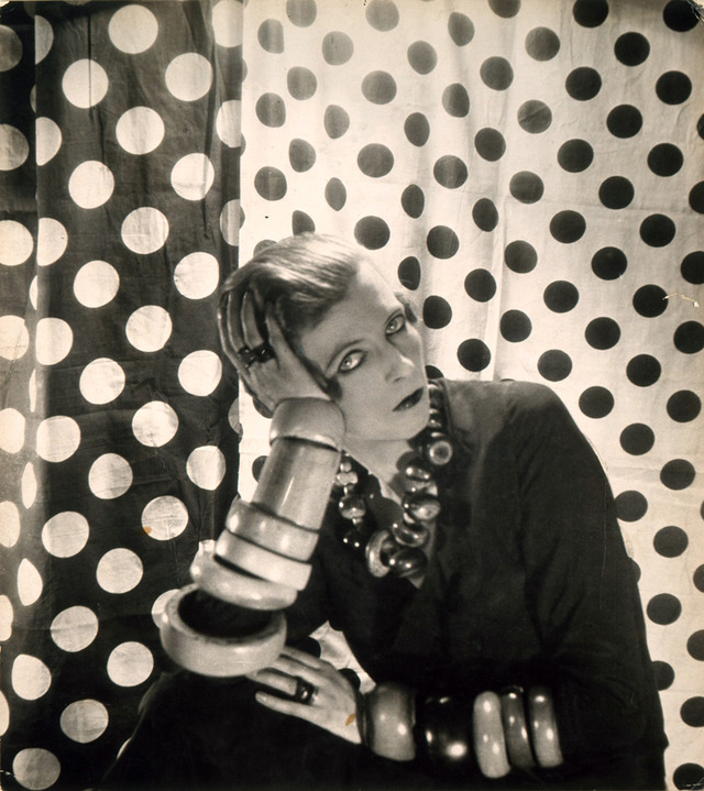 セシル・ビートン≪ナンシー・キューナード≫1924年神戸ファッション美術館蔵