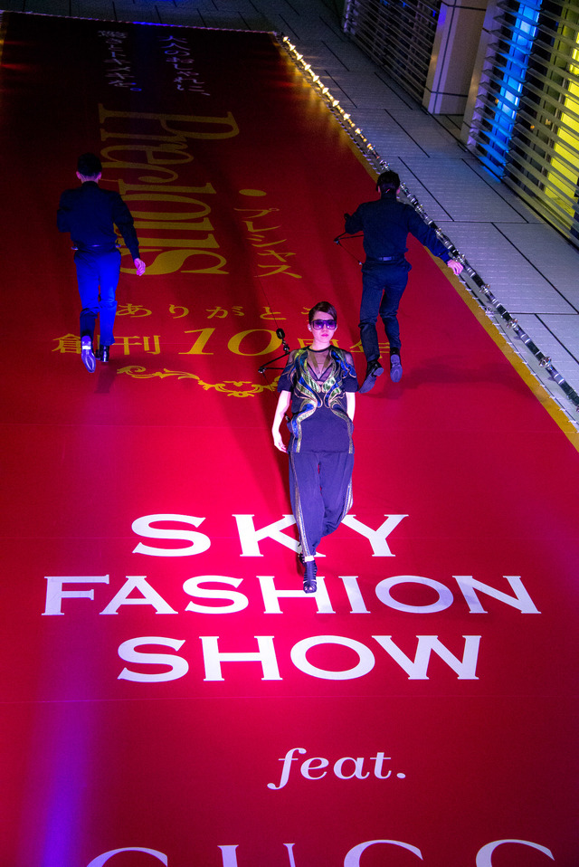 雑誌『プレシャス』開催した空中ファッションショー。衣装はグッチ