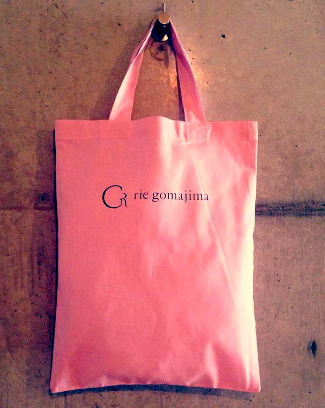 会期中購入者には、rie gomajimaオリジナルバッグが用意されている