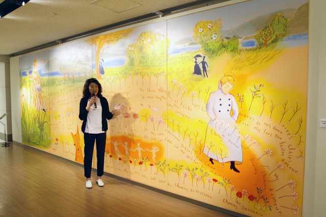 高松赤十字病院に描いた作品の下絵の前で解説を行う山本容子氏