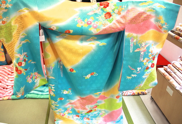 鮮やかな水色の中にも鶴や藤など古典模様が描かれている