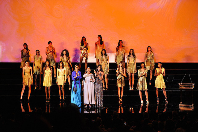 「2014年CFDAファッションアワード」授賞式の様子。中央に居るのは、創設者賞に選ばれたベサン・ハーディソン