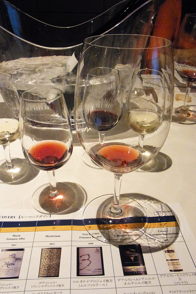 「Trei Hectare Feteasca Neagra」、大きなグラスに移して風味の変化を楽しみます