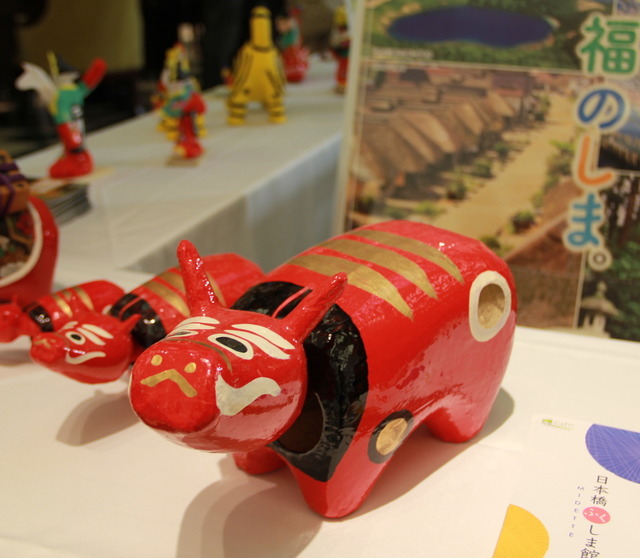 福島県の郷土玩具の赤べこ