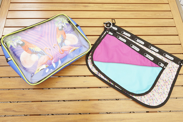 ビーチ コレクション（左から、Shoobie Clutch 6,400円、Wipe Out Pouch Set 8,400円）