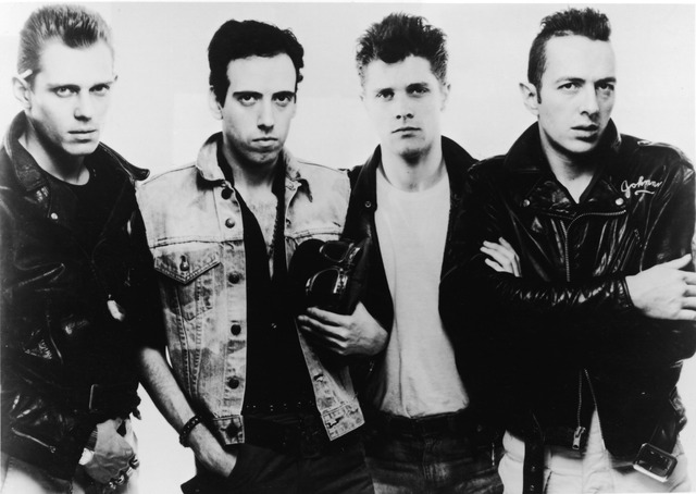 ジョー・ストラマーが結成していたバンド「ザ・クラッシュ」（左から）ポール・シムノン 、ミック・ジョーンズ、ピート・ハワード 、ジョー・ストラマー